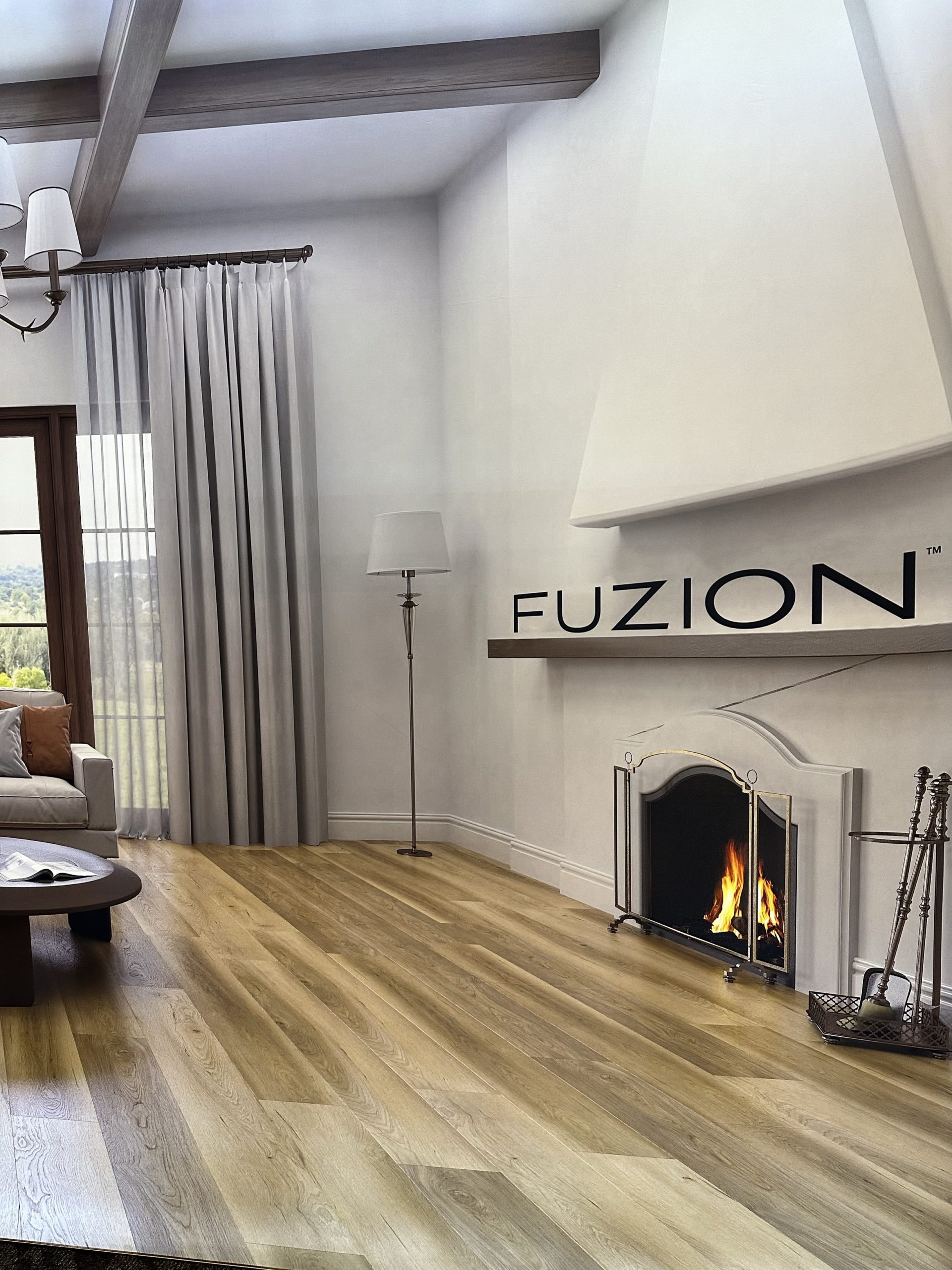 Un salon moderne avec une cheminée allumée, des planchers de bois franc, un mur blanc, une lampe sur pied, et des rideaux transparents couvrant une grande fenêtre. Le mot « MicrosoftTeams-image (69) » est imprimé sur le mur au-dessus de la cheminée. 