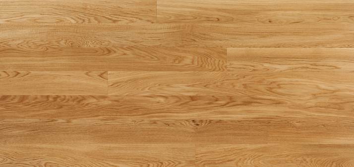 L’image présente un plancher en bois brun clair avec des motifs de grain visibles et une surface lisse et polie.