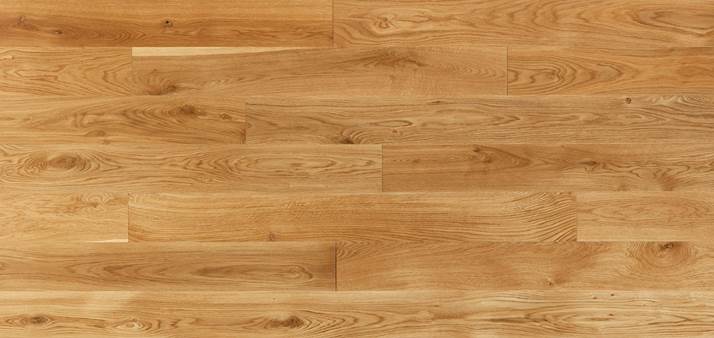 L’image montre un plancher en bois brun clair avec des motifs de grain visibles et des planches horizontales.