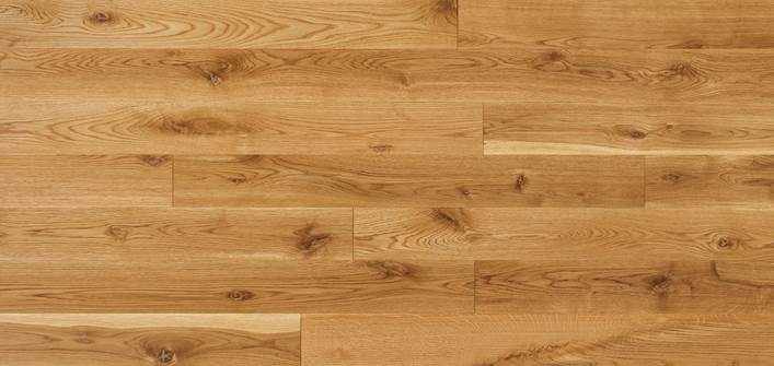 L’image présente un plancher en bois brun clair avec des motifs de grain naturel et des nœuds visibles, composé de plusieurs planches disposées en disposant horizontalement en décalés.